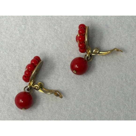 Vintage 80's Dangle Red Lucite Beaded Earrings Clip On Flower - Picture 4 of 4